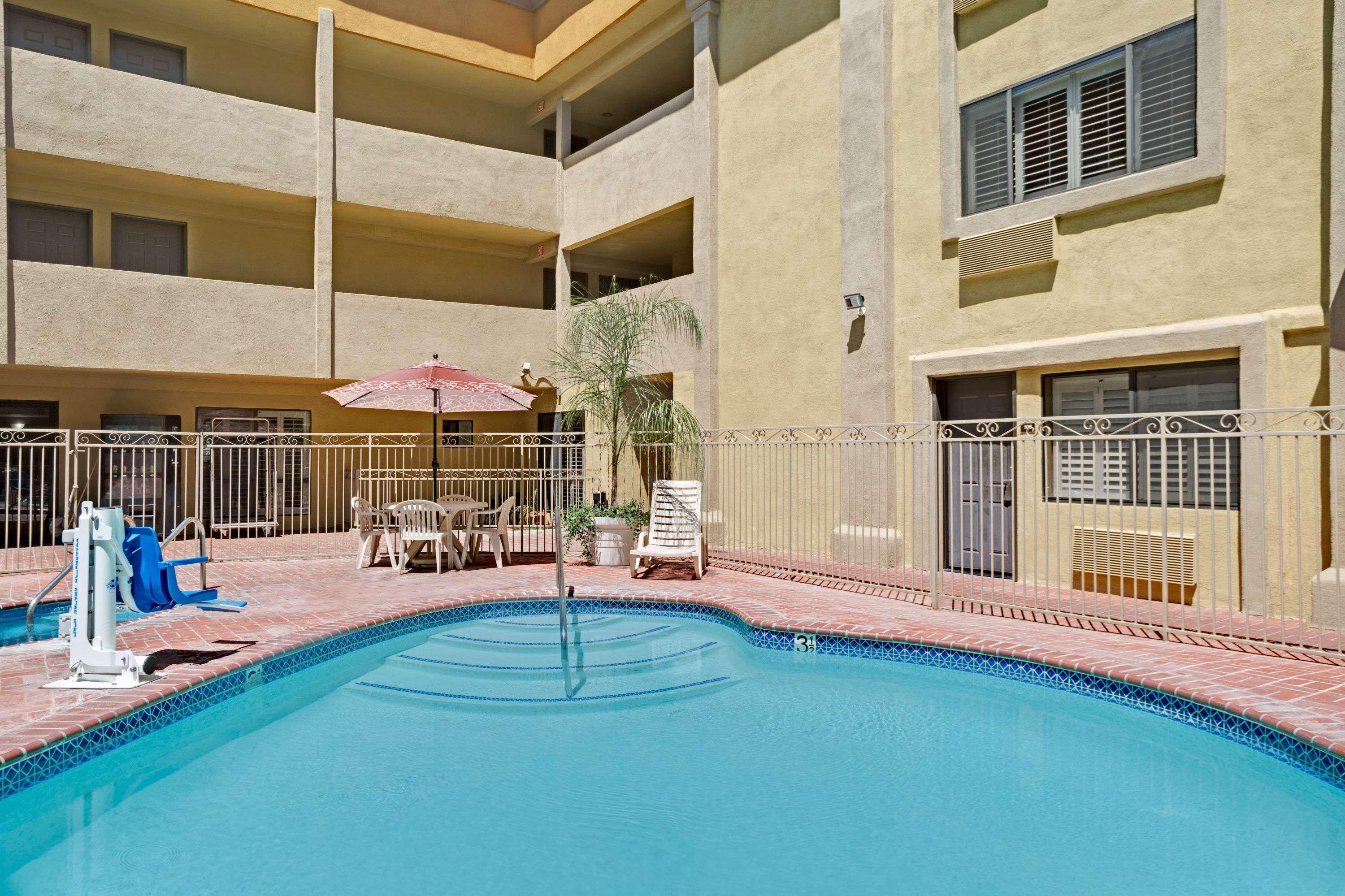 Days Inn By Wyndham West Covina Exteriör bild