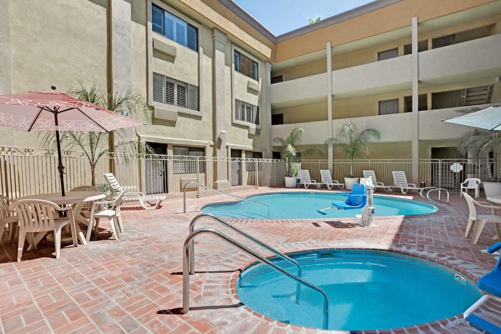 Days Inn By Wyndham West Covina Exteriör bild